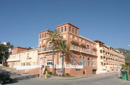Fachada del Hotel Bahía de Almuñécar, con palmeras delante