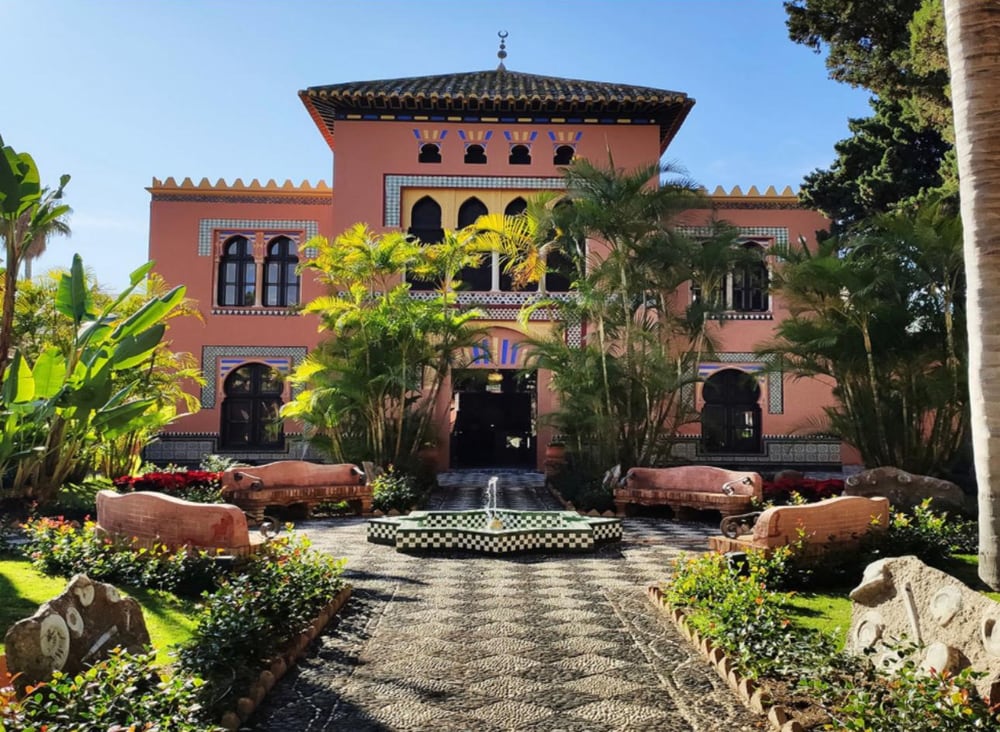 Fachada del Palacete de la Najarra, con su jardín y la fuente de azulejos